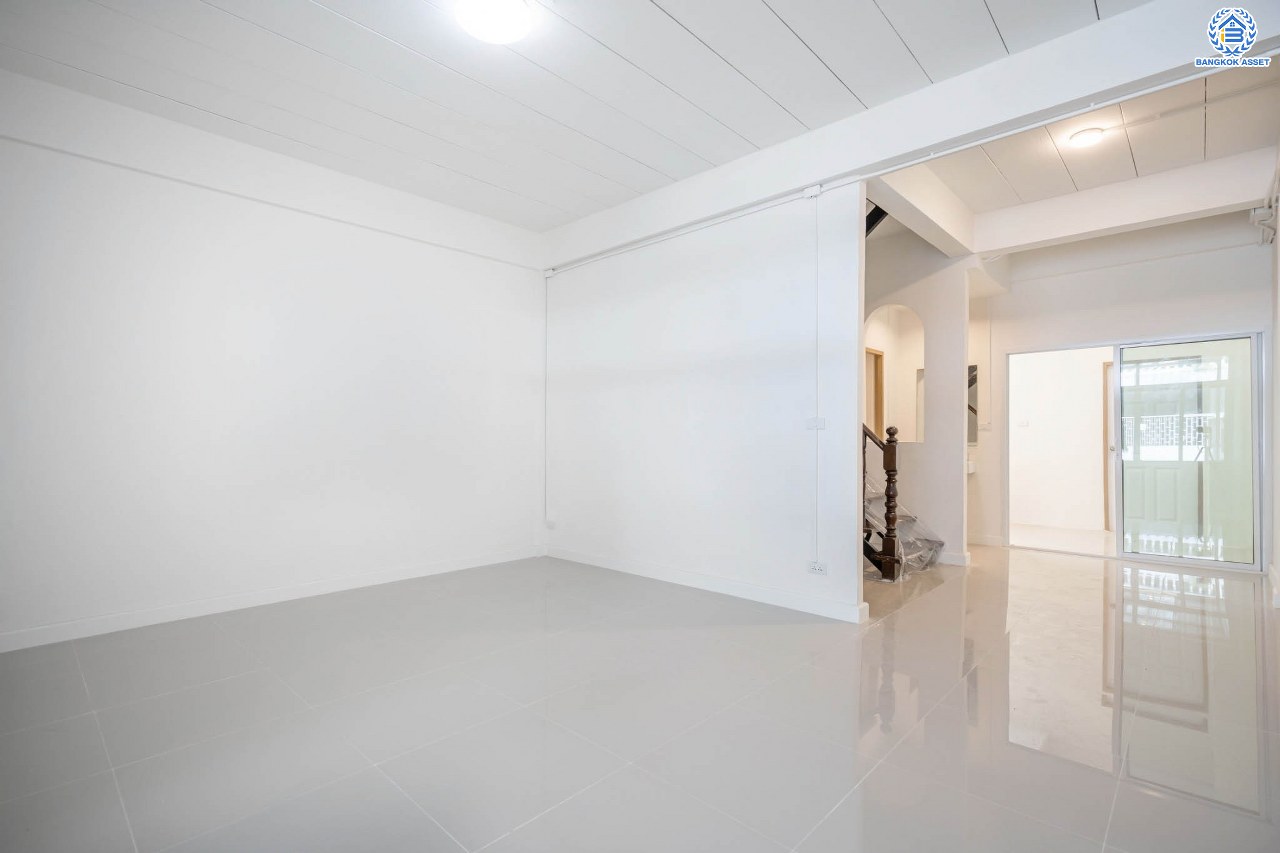 บ้านมือสองตกแต่งใหม่ โครงการ อยู่เจริญ วิภาวดี เนื้อที่ 21.2 ตร.ว. ฟังก์ชัน 2 ห้องนอน 2 ห้องน้ำ จอดรถได้ 2 คัน บนทำเลศักยภาพ หน้าโครงการติดถนนวิภาวดี ใกล้สนามบินดอนเมือง ฟิวเจอร์พาร์ครังสิต, ม.รังสิต จุดขึ้นทางด่วน "ดอนเมือง", โทลเวย์ วิภาวดี-รังสิต และรถไฟฟ้าสายสีแดง "สถานีรังสิต"